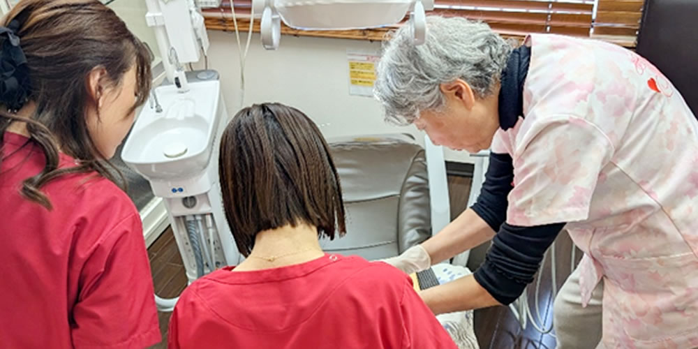 上間京子先生によるSRP(歯石取り)マネキン実習の様子